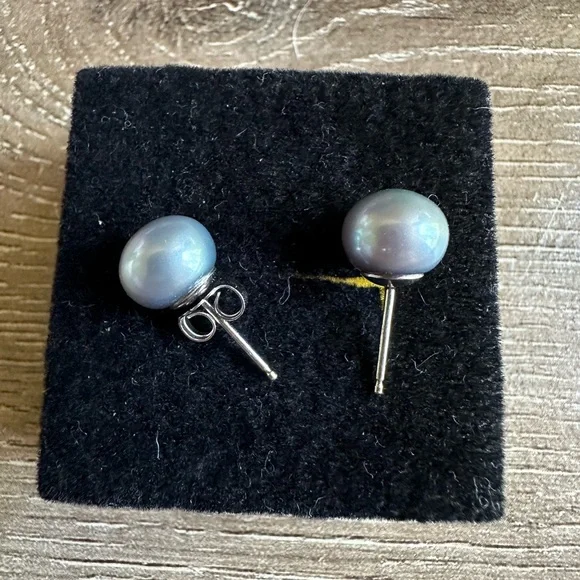Elegant Silver Pearl Stud Earrings - Picture 4 of 6